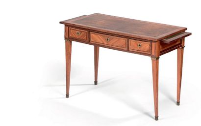 Petit bureau en placage de bois de rose et...