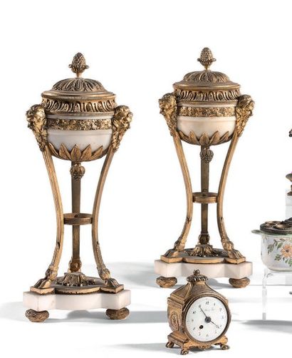 Paire de cassolettes ovoïdes formant bougeoir...