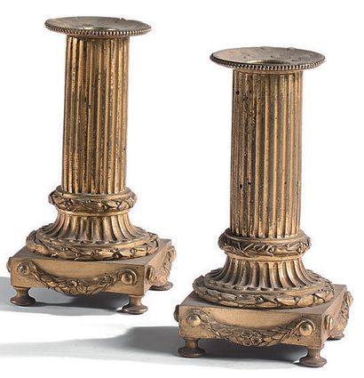 Paire de bougeoirs de toilette en bronze...