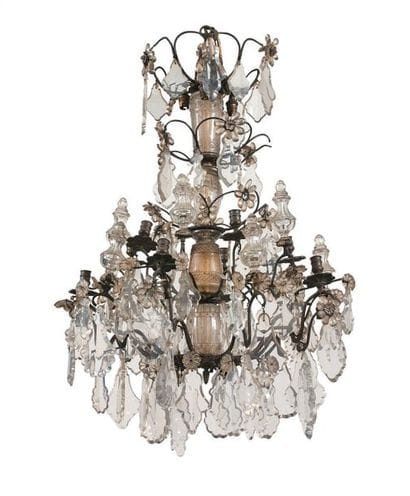 Lustre cage en métal à deux rangs de lumière.
Riche...