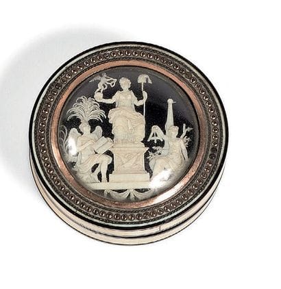 Boîte ronde en ivoire doublée d'écaille brune...