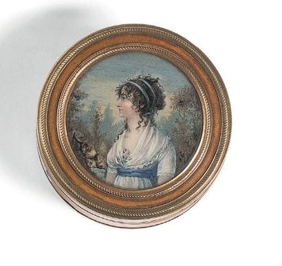 Boîte ronde en poudre de corne laquée or,...