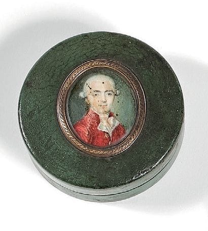 Boîte ronde en poudre de corne laquée verte...