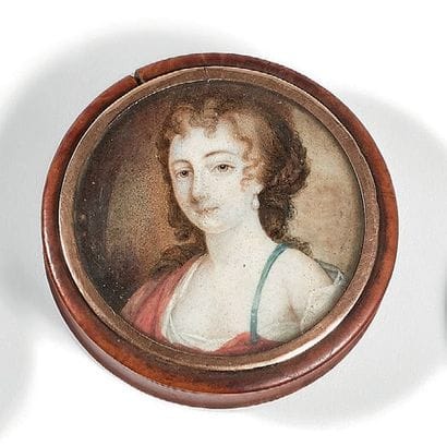 Boîte ronde en ronce de noyer doublée d'écaille,...