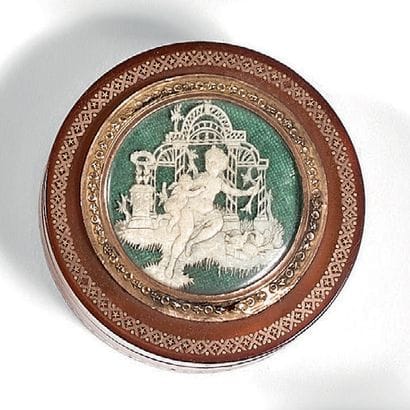 Boîte ronde en écaille blonde incrustée d'or,...