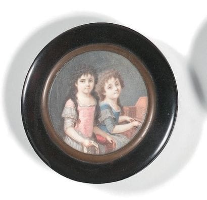 Boîte ronde en écaille brune, le couvercle...