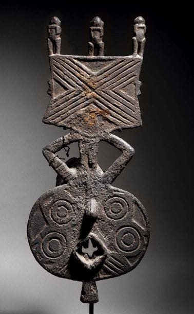 ? Masque-planche avec trois statuettes d'esprit,...