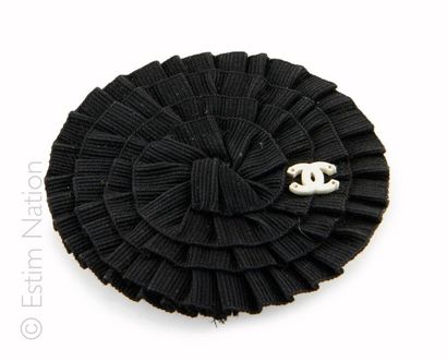 CHANEL
BROCHE cocarde en gros grain plissés...