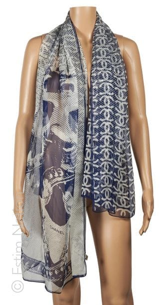 CHANEL
ETOLE in chiffon printed with initials...