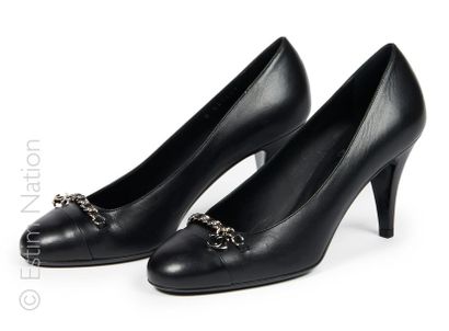 CHANEL (2010)
Pair of black leather SHOULDER...