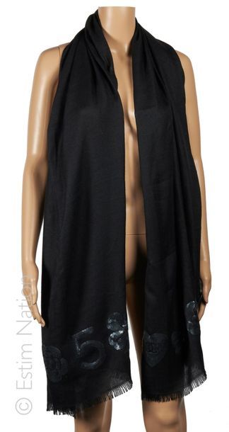 CHANEL
ETOLE en cachemire et soie noire frangée...
