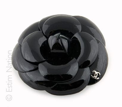 CHANEL
BROCHE CAMELIA en cuir verni noir...