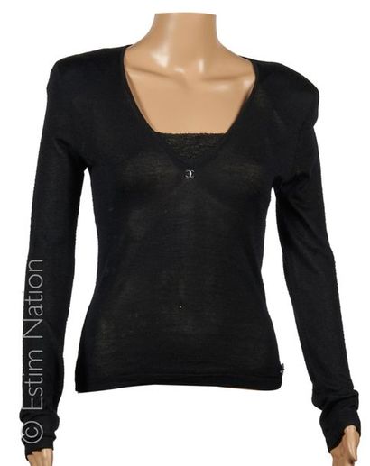 CHANEL (2001 et 2004)
PULL OVER en cachemire...