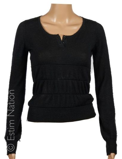 CHANEL (2001 et 2004)
PULL OVER en cachemire...