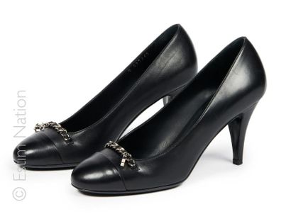 CHANEL (2011)
PAIRE D'ESCARPINS en cuir noir...