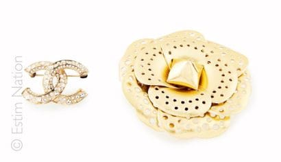 CHANEL (2011)
BROCHE en métal argenté figurant...