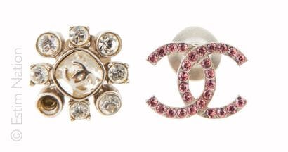 CHANEL (2008)
DEUX PIN'S en métal argenté...