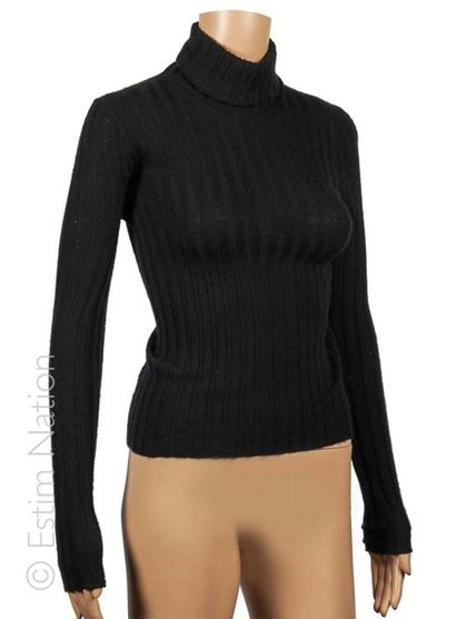 CHANEL (Automne-hiver 2004 /2005)
PULL OVER...