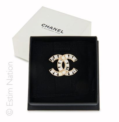 CHANEL (2015)
BROCHE CC en métal doré amati...