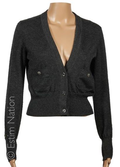 CHANEL (Automne-hiver 2007 /2008)
CARDIGAN...