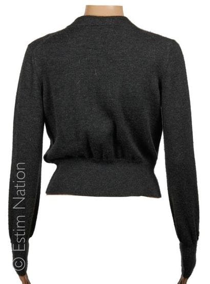 CHANEL (Automne-hiver 2007 /2008)
CARDIGAN...