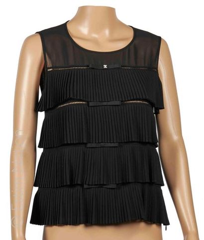 CHANEL
Sleeveless BLOUSE in black permanent...