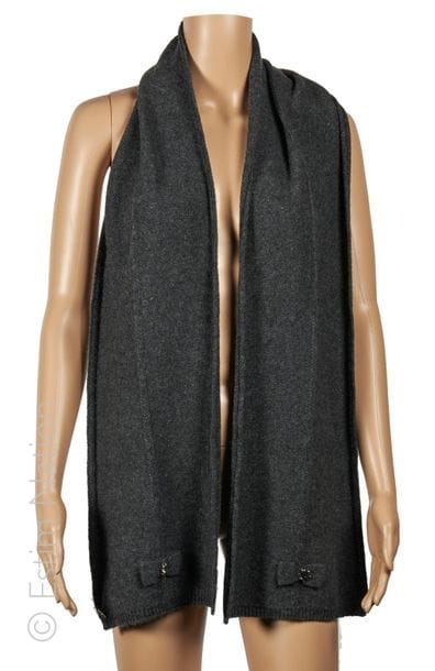 CHANEL
ECHARPE en tricot cachemire gris ornée...