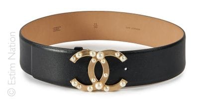 CHANEL (2013)
Large CEINTURE en cuir noir,...