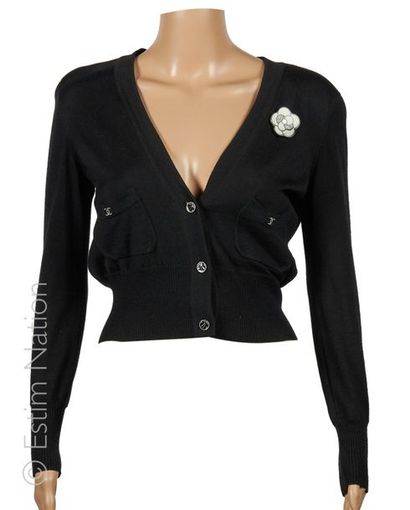 CHANEL (Automne-hiver 2007/2008)
CARDIGAN...