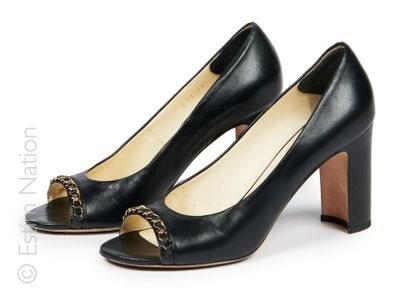 CHANEL
PAIRE D'ESCARPINS en cuir noir a bouts...