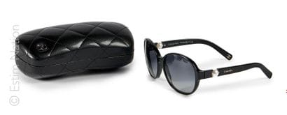 CHANEL
PAIRE DE LUNETTES DE SOLEIL en bakélite...