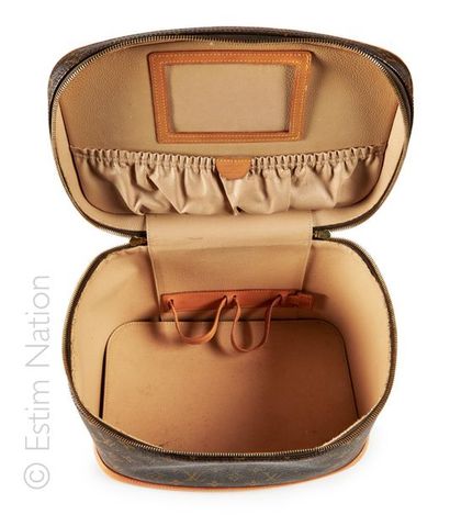 LOUIS VUITTON
VANITY en toile Monogram et...