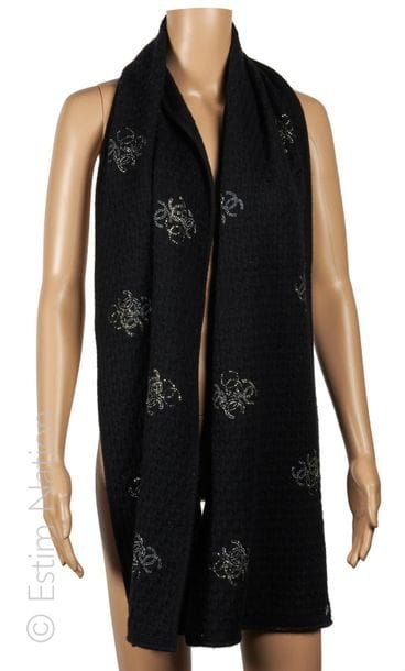 CHANEL (2019)
STOLE in black cashmere knit...
