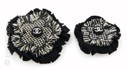 CHANEL
SET DE DEUX BROCHES CAMELIA en lainage...