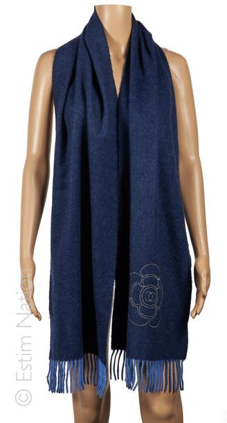 CHANEL
LONGUE ECHARPE en cachemire double...