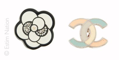 CHANEL (2005 et 2008)
TWO PIN'S : the first...
