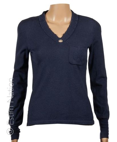 CHANEL
PULL OVER en cachemire bleu, poche...