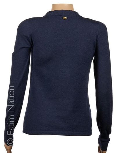 CHANEL
PULL OVER en cachemire bleu, poche...
