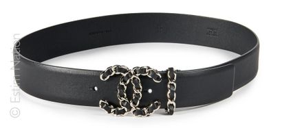 CHANEL (2019)
CEINTURE en cuir noir, boucle...