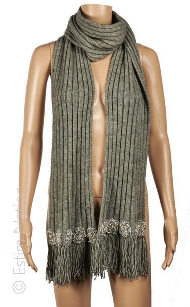 CHANEL
Longue ECHARPE en tricot de cachemire...