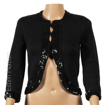 CHANEL (Printemps été 2007)
CARDIGAN en tricot...