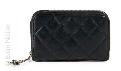 CHANEL
PORTEMONNAIE zippé en cuir matelassé...
