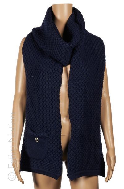 CHANEL
ETOLE en épais tricot cachemire bleu...