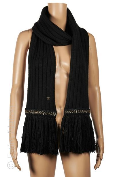 CHANEL
Longue ECHARPE en épais tricot cachemire...