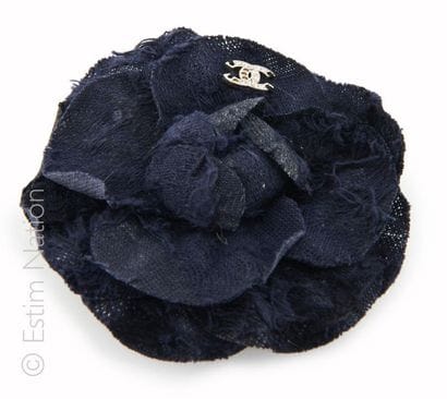 CHANEL
BROCHE CAMELIA en tweed de soie et...