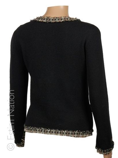 CHANEL (2002)
CARDIGAN in black cashmere...