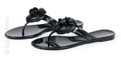 CHANEL (2011)
PAIRE DE TONGS en caoutchouc...