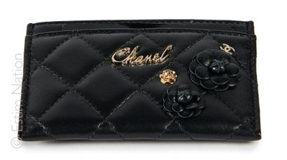 CHANEL (2020)
PORTE CARTE en cuir matelassé...