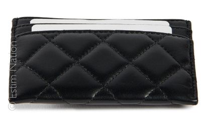 CHANEL (2020)
PORTE CARTE en cuir matelassé...