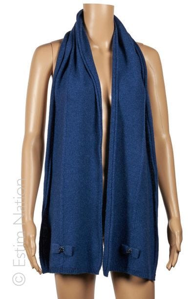 CHANEL
ECHARPE en tricot cachemire bleu rehaussé...